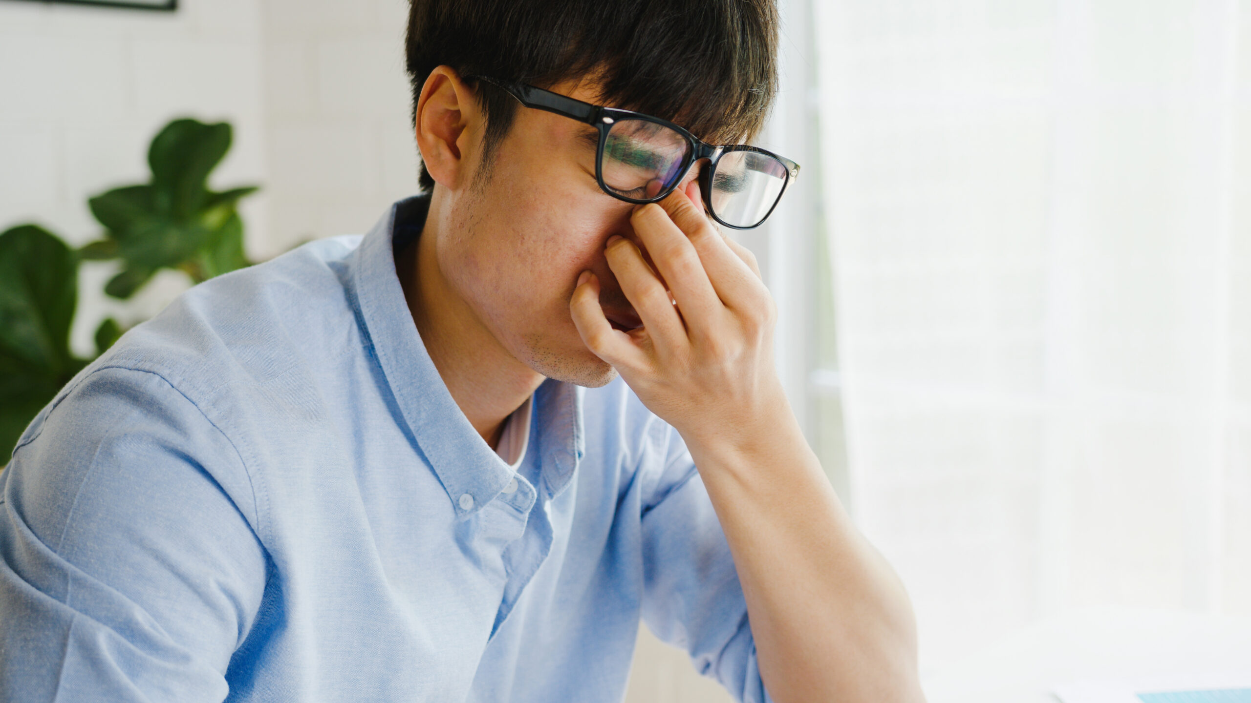 a man suffering dry and irritate eye