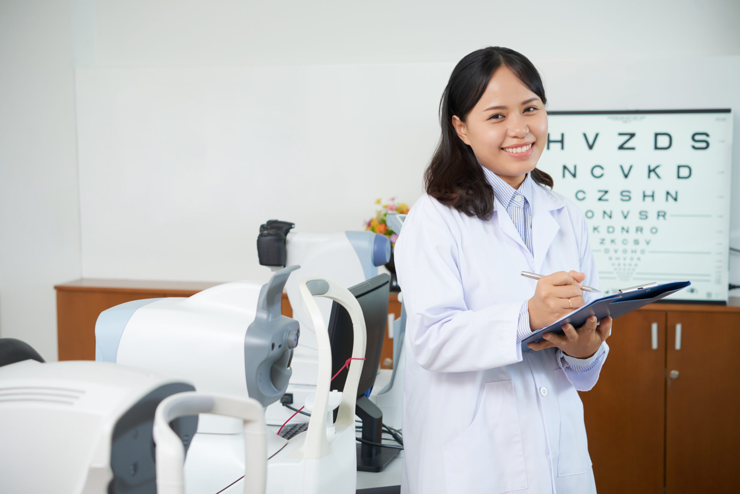 eye specialist analyse and diagnose eye test