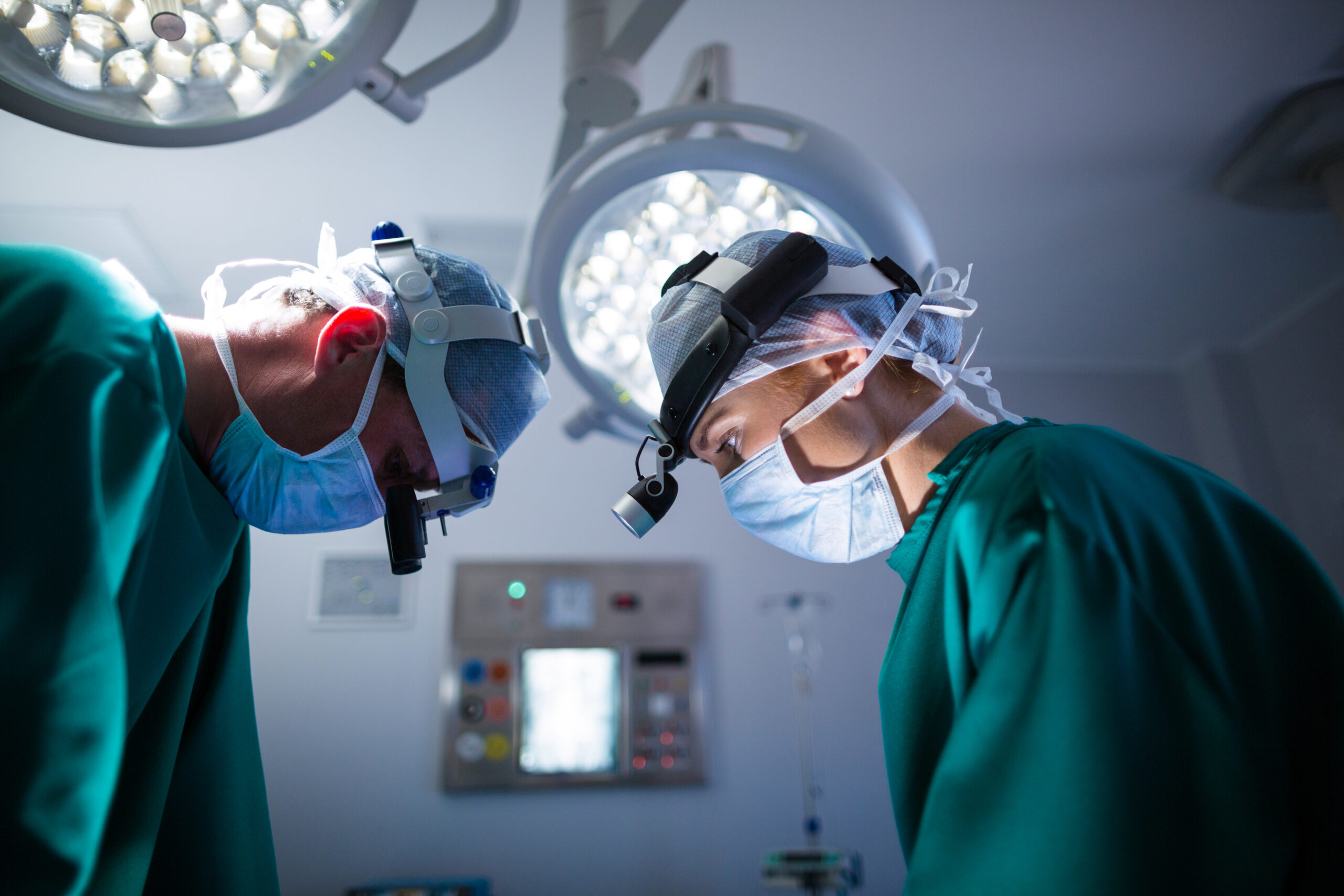 doktor membuat pembedahan mata laser