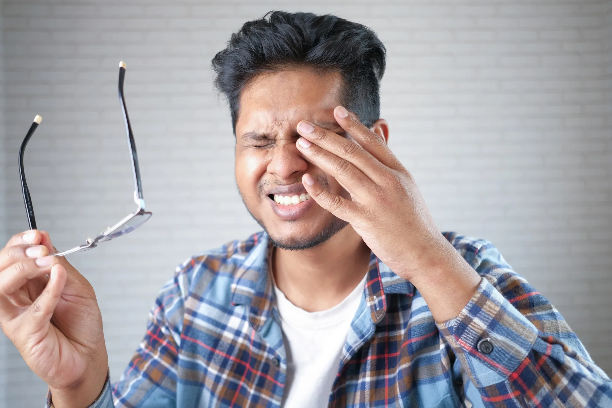 Six Clear Signs You Need an Ophthalmologist